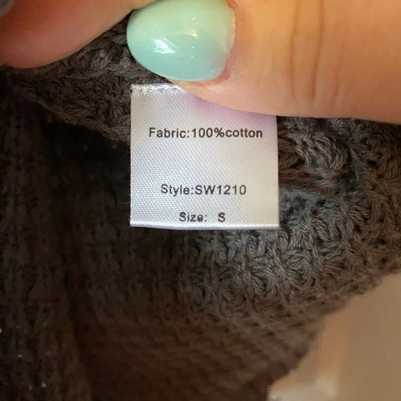 Elan High-Low Cold Shoulder Distressed Slouchy Sweater in Gray Size Small - Picture 6 of 7